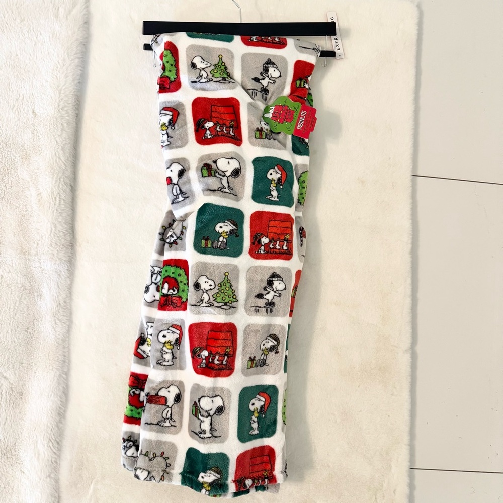 *NEW* Peanuts Berkshire Christmas Throw- Red, Green, and White
